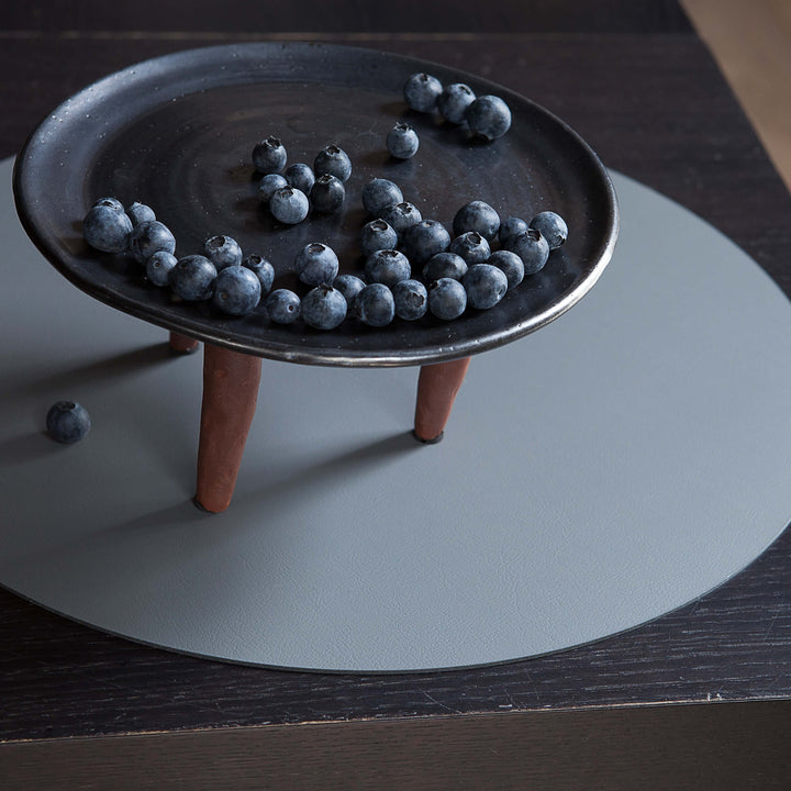 Individual redondo de cuero y anillos para servilletas BOTTEGA por Ekaterina Borovkova para ADJ STYLE