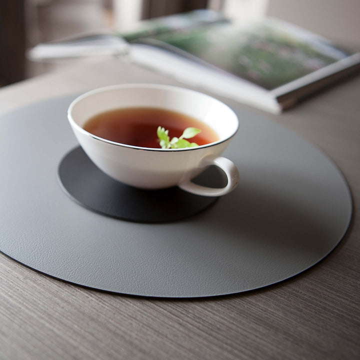 Individual redondo de cuero y anillos para servilletas BOTTEGA por Ekaterina Borovkova para ADJ STYLE