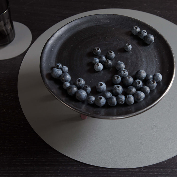 Individual redondo de cuero y anillos para servilletas BOTTEGA por Ekaterina Borovkova para ADJ STYLE