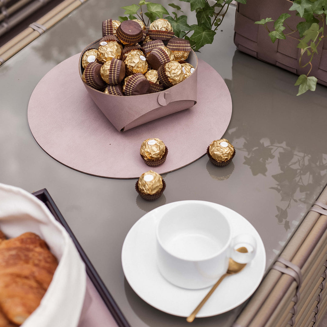 Individual redondo de cuero y anillos para servilletas BOTTEGA por Ekaterina Borovkova para ADJ STYLE