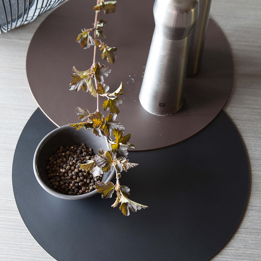 Individual redondo de cuero y anillos para servilletas BOTTEGA por Ekaterina Borovkova para ADJ STYLE