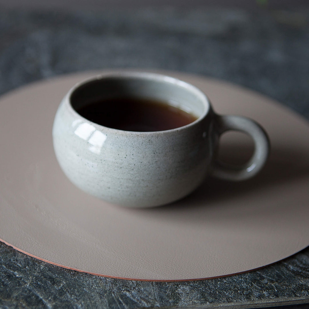 Individual redondo de cuero y anillos para servilletas BOTTEGA por Ekaterina Borovkova para ADJ STYLE