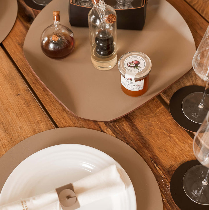 Individual redondo de cuero y anillos para servilletas BOTTEGA por Ekaterina Borovkova para ADJ STYLE