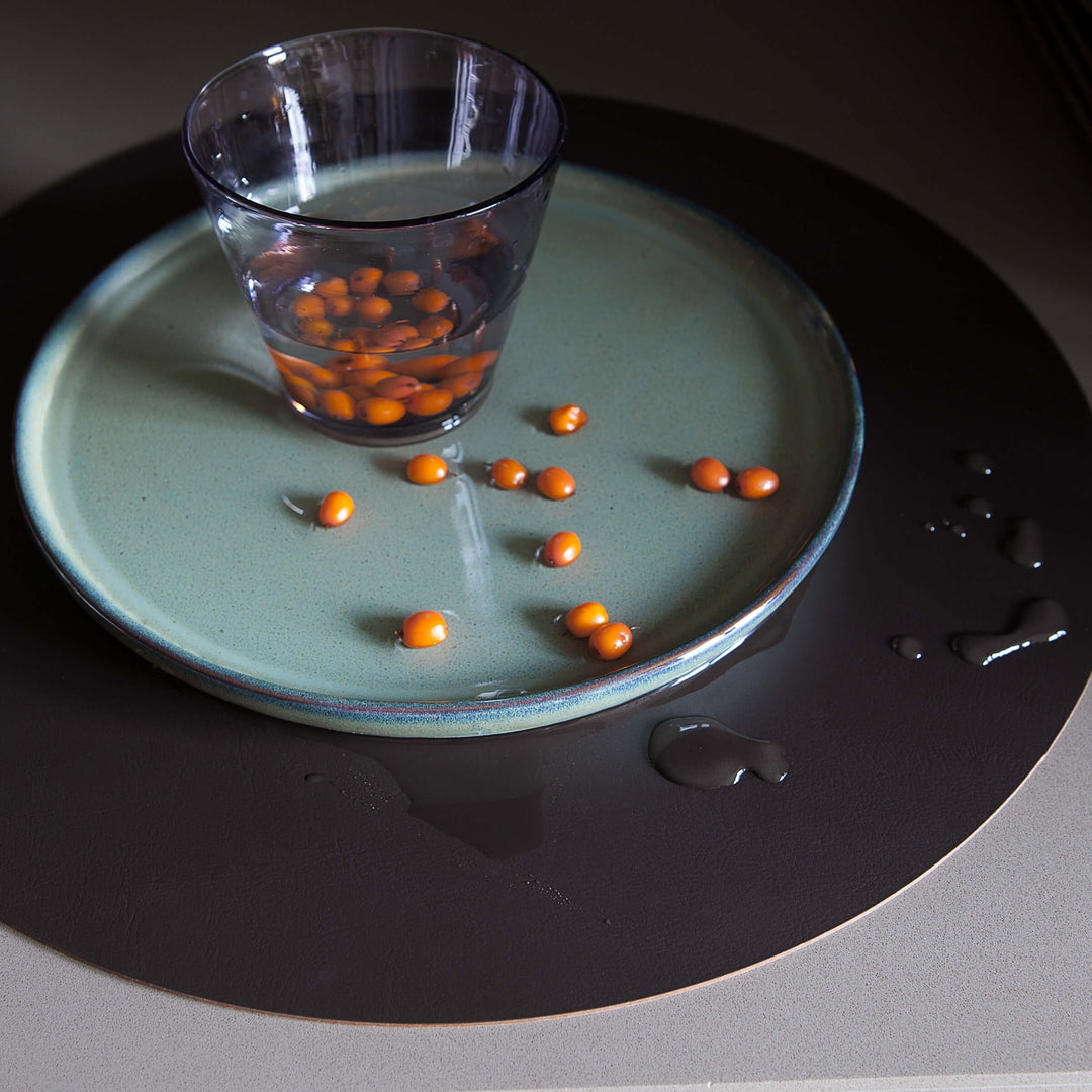 Individual redondo de cuero y anillos para servilletas BOTTEGA por Ekaterina Borovkova para ADJ STYLE