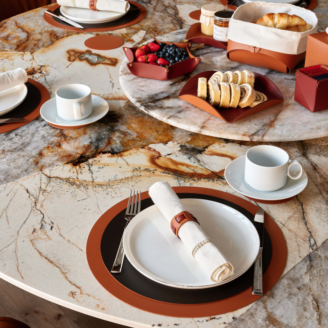 Individual redondo de cuero y anillos para servilletas BOTTEGA por Ekaterina Borovkova para ADJ STYLE