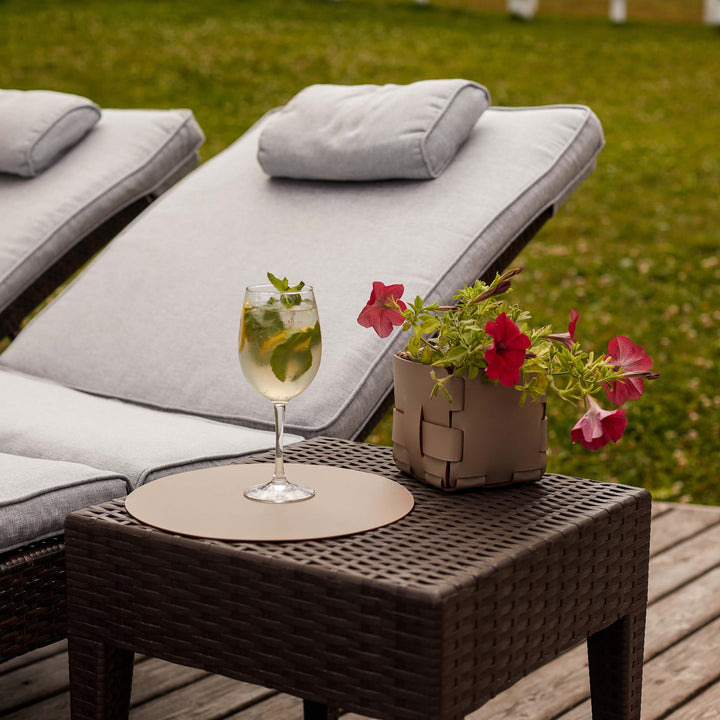 Individual redondo de cuero y anillos para servilletas BOTTEGA por Ekaterina Borovkova para ADJ STYLE