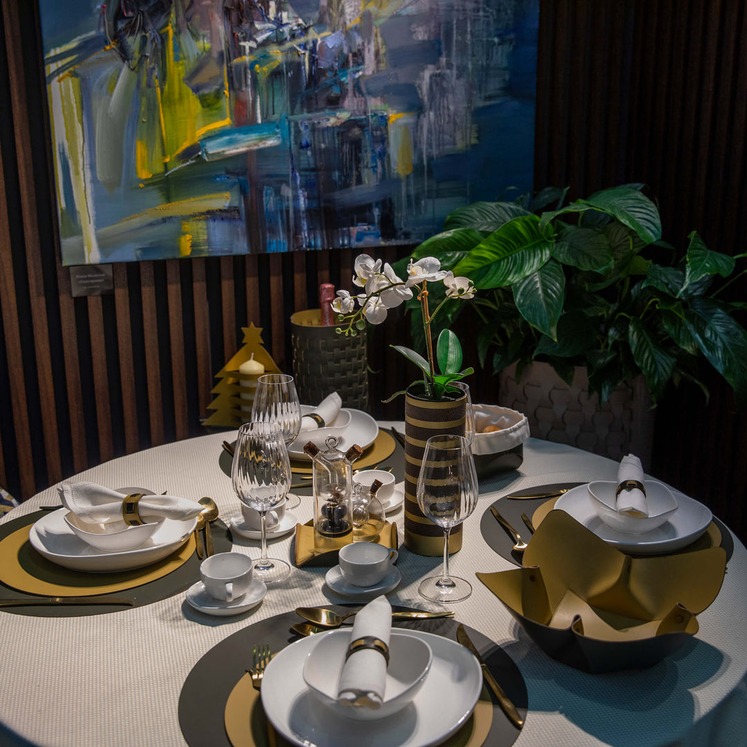 Individual redondo de cuero y anillos para servilletas BOTTEGA por Ekaterina Borovkova para ADJ STYLE