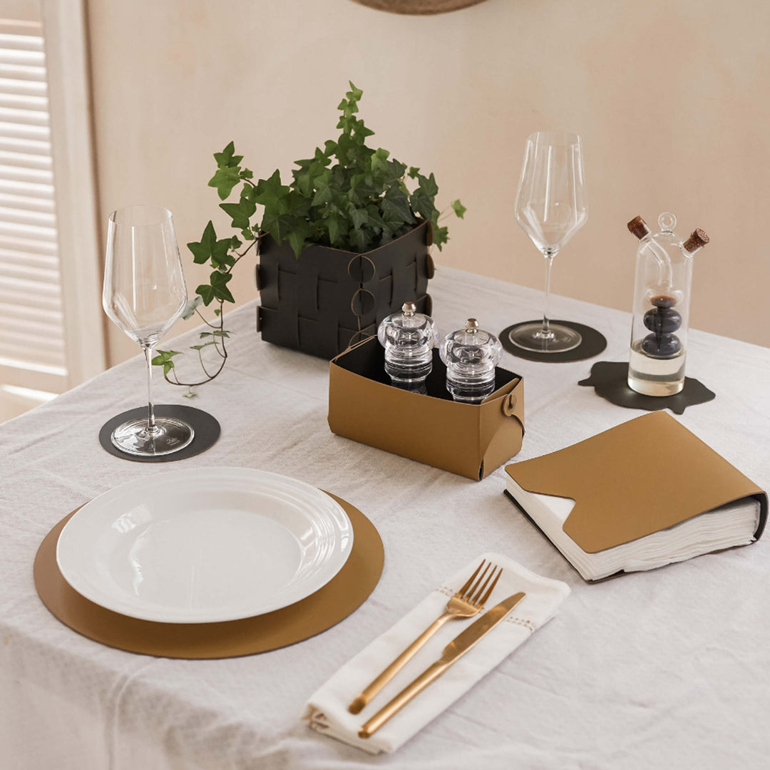 Individual redondo de cuero y anillos para servilletas BOTTEGA por Ekaterina Borovkova para ADJ STYLE