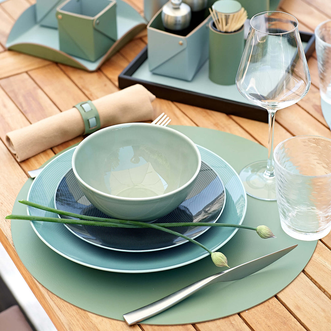 Individual redondo de cuero y anillos para servilletas BOTTEGA por Ekaterina Borovkova para ADJ STYLE