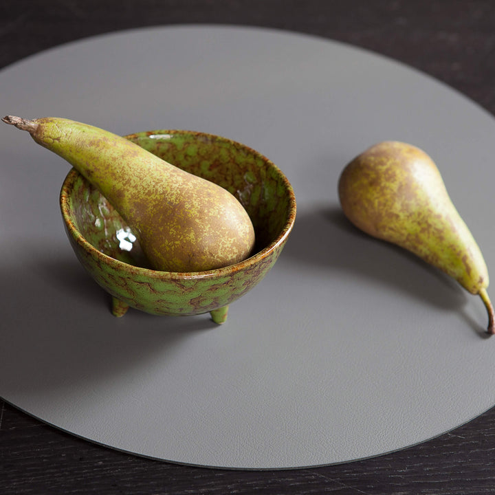 Individual redondo de cuero y anillos para servilletas BOTTEGA por Ekaterina Borovkova para ADJ STYLE