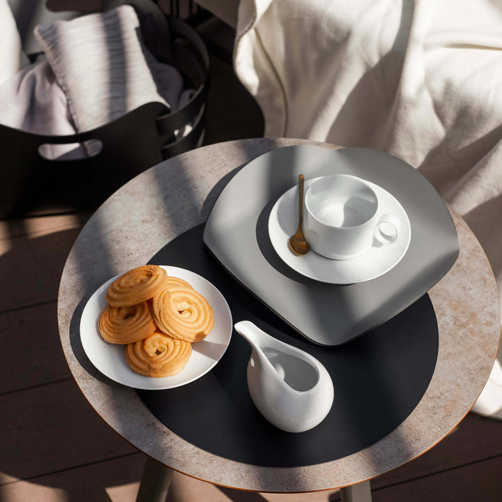 Individual redondo de cuero y anillos para servilletas BOTTEGA por Ekaterina Borovkova para ADJ STYLE