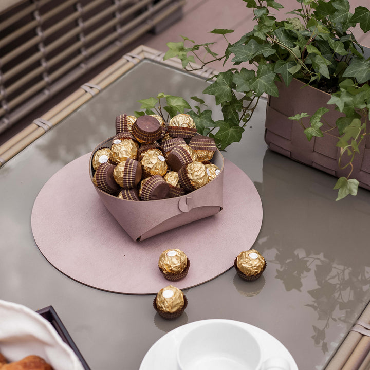 Individual redondo de cuero y anillos para servilletas BOTTEGA por Ekaterina Borovkova para ADJ STYLE