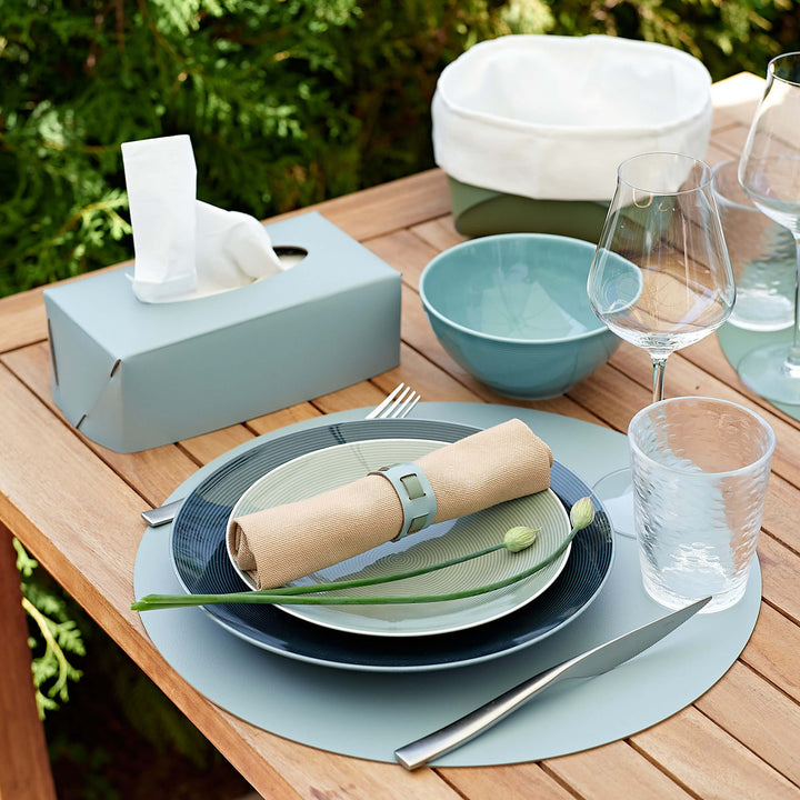 Individual redondo de cuero y anillos para servilletas BOTTEGA por Ekaterina Borovkova para ADJ STYLE