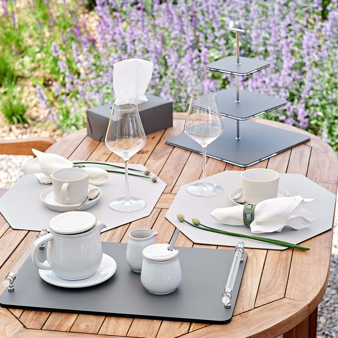 Individual octagonal de cuero y anillos para servilletas BOTTEGA por Ekaterina Borovkova para ADJ STYLE