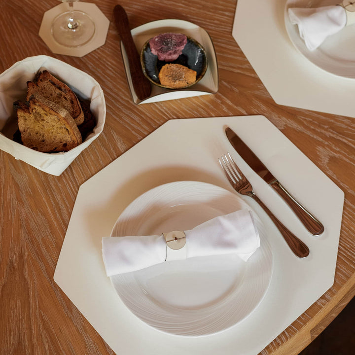 Individual octagonal de cuero y anillos para servilletas BOTTEGA por Ekaterina Borovkova para ADJ STYLE