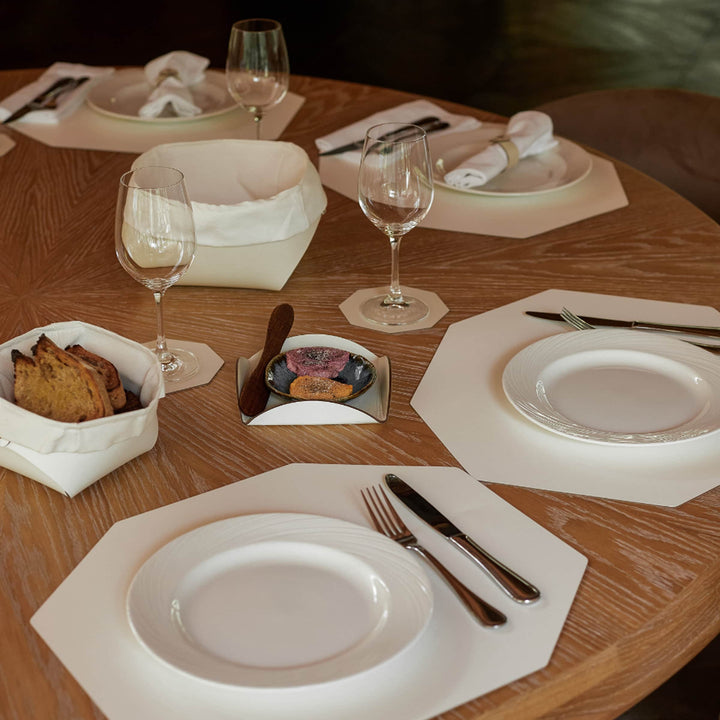 Individual octagonal de cuero y anillos para servilletas BOTTEGA por Ekaterina Borovkova para ADJ STYLE