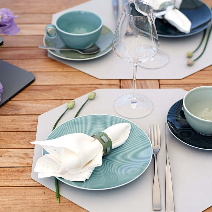 Individual octagonal de cuero y anillos para servilletas BOTTEGA por Ekaterina Borovkova para ADJ STYLE