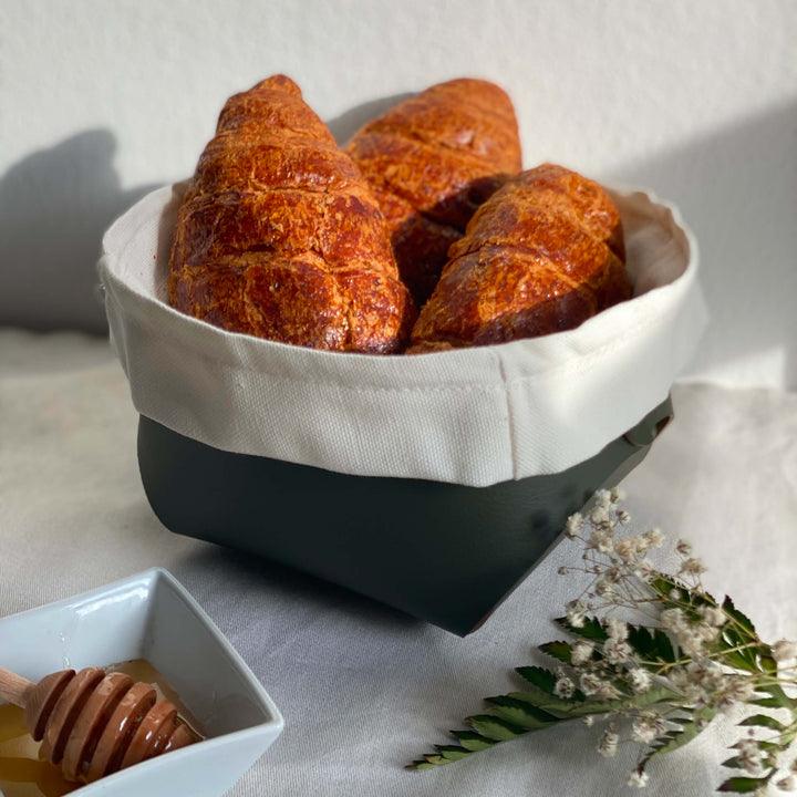 Cesto per Pane in Pelle con Sacchetto di Cotone - Set da 2 di Ekaterina Borovkova per ADJ STYLE