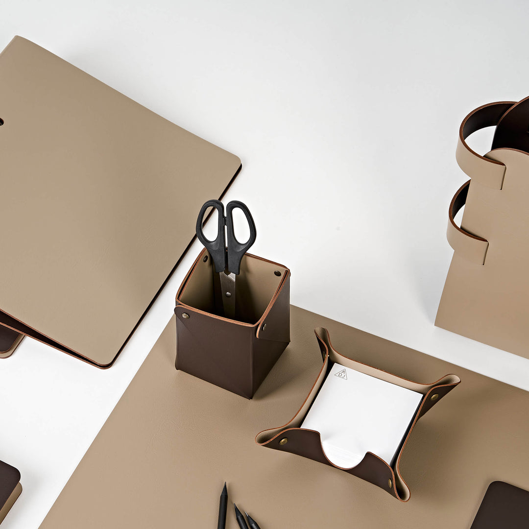 Ensemble de bureau en cuir – Plateau à papier et porte-stylo par Ekaterina Borovkova pour ADJ STYLE