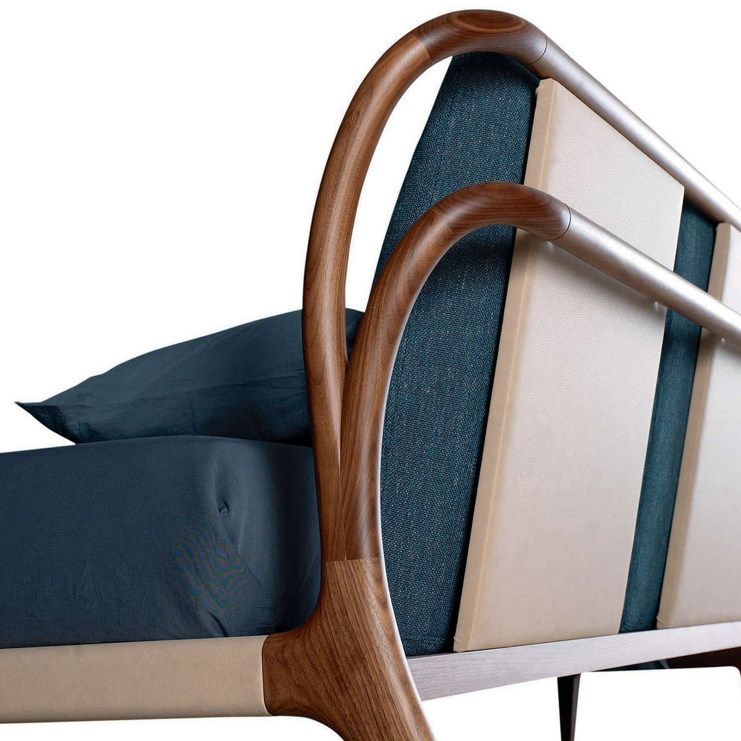 Lit en bois de noyer SMUSSO par Dale Italia