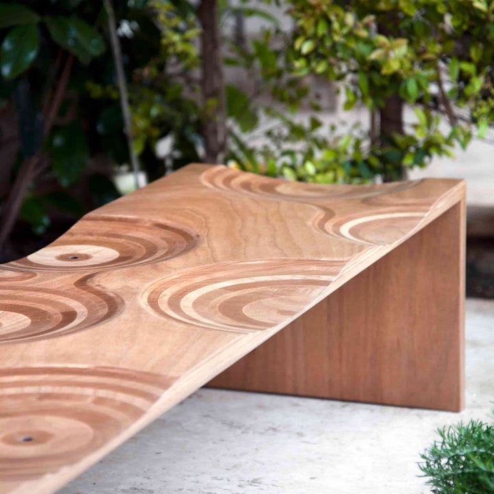 Outdoor-Holzbank RIPPLES von Toyo Ito für Horm