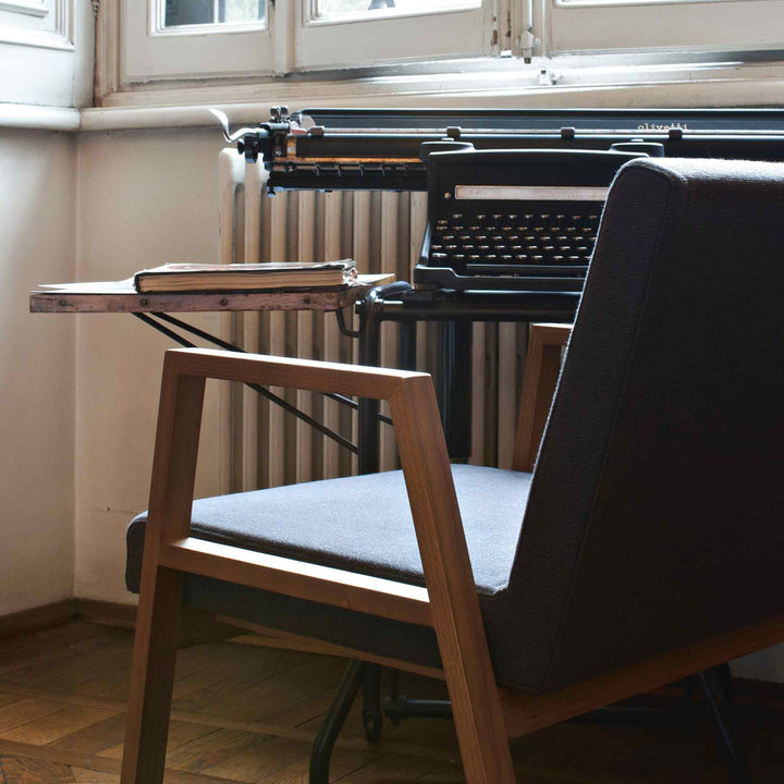 Achille 和 Pier Giacomo Castiglioni 为 Tacchini 设计的白蜡木椅 BABELA