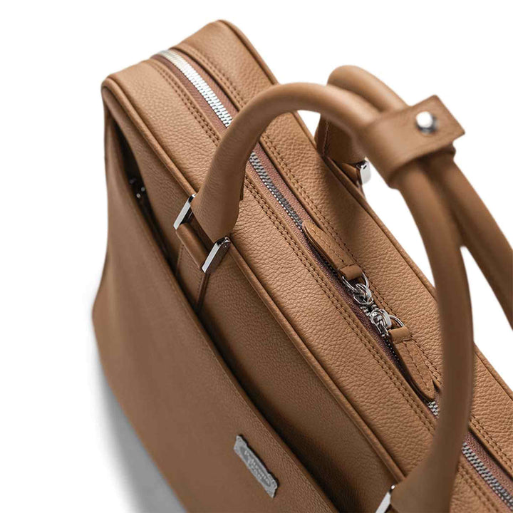 Skórzana torba na laptopa TRAVELLER'S COLLECTION autorstwa Poltrona Frau Style & Design Centre