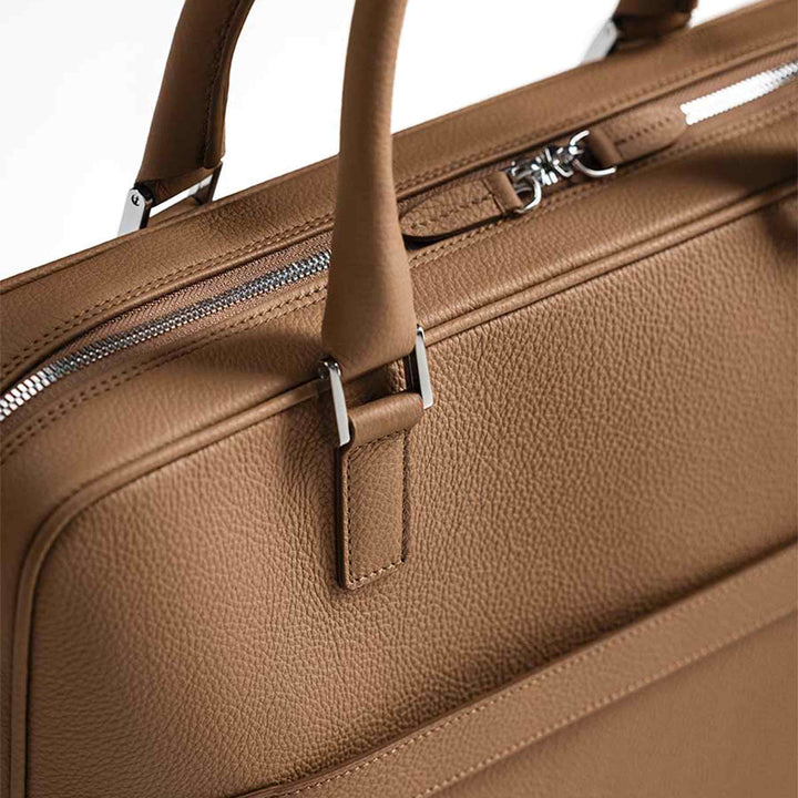 Skórzana torba na laptopa TRAVELLER'S COLLECTION autorstwa Poltrona Frau Style & Design Centre