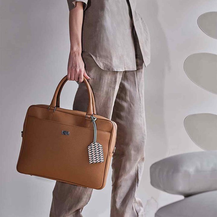 Skórzana torba na laptopa TRAVELLER'S COLLECTION autorstwa Poltrona Frau Style & Design Centre