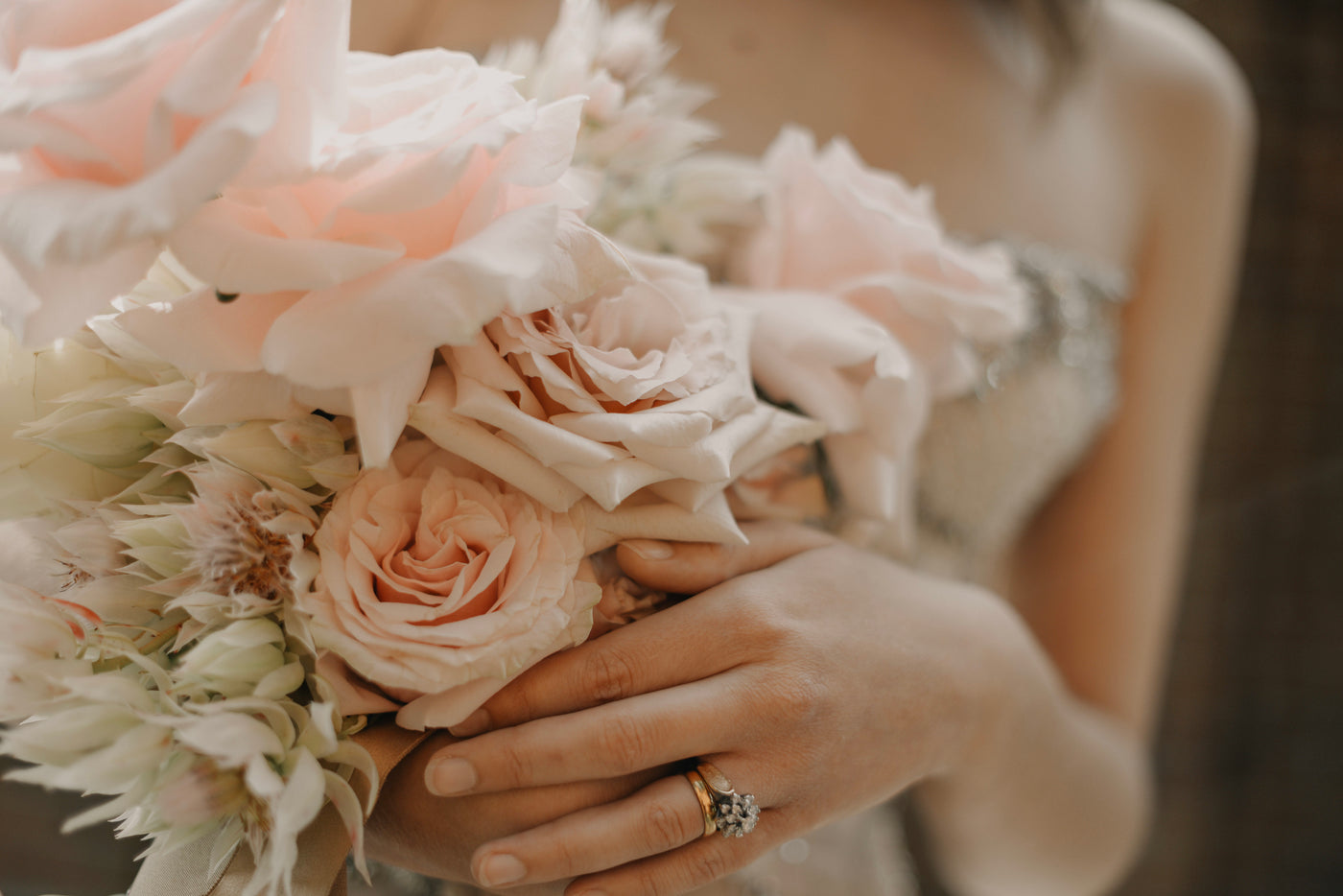 bride holding a white and pink bouquet - Design Italy
