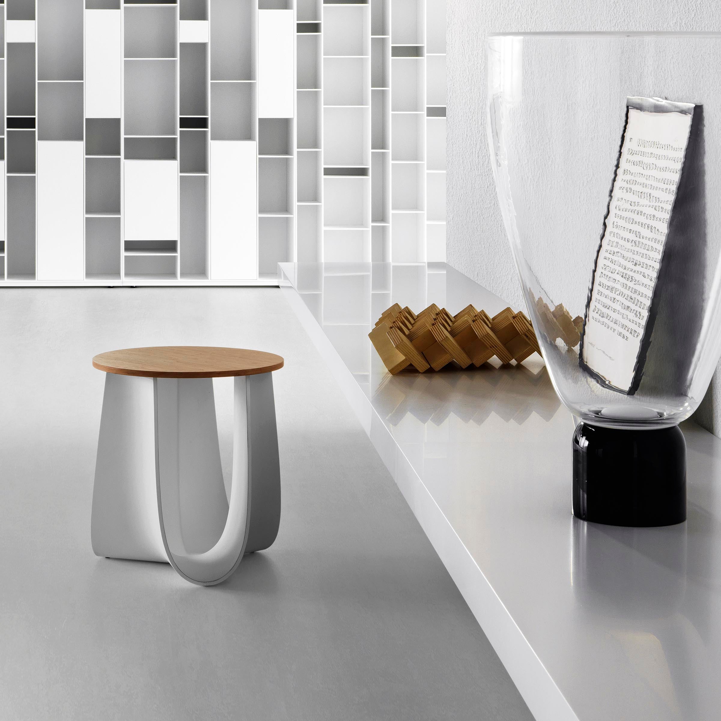 NendoによるMDF ItaliaのスツールSAG。Design Italyで購入する