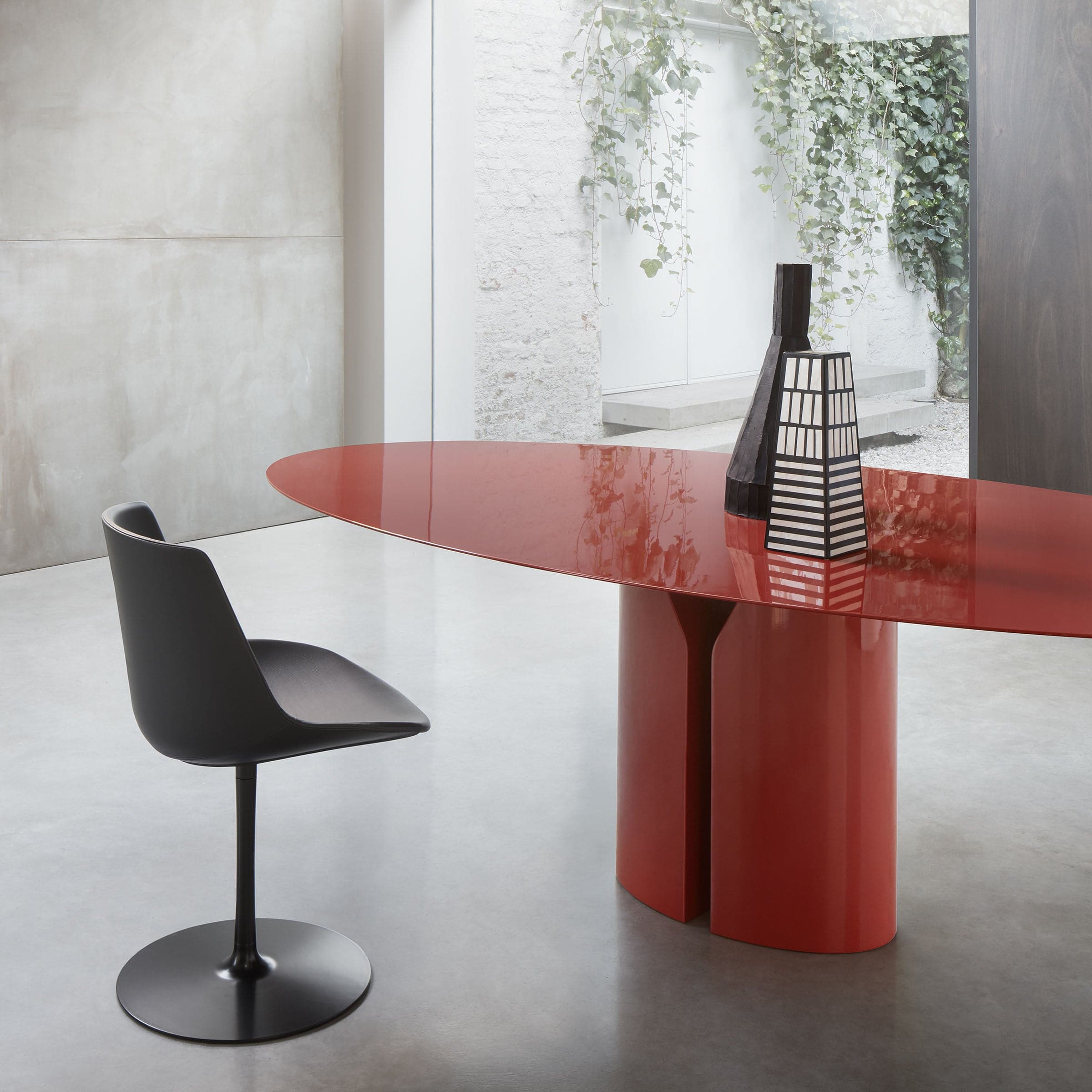 ジャン・ヌーヴェルがデザインしたMDFイタリアの赤い楕円形テーブルNVL