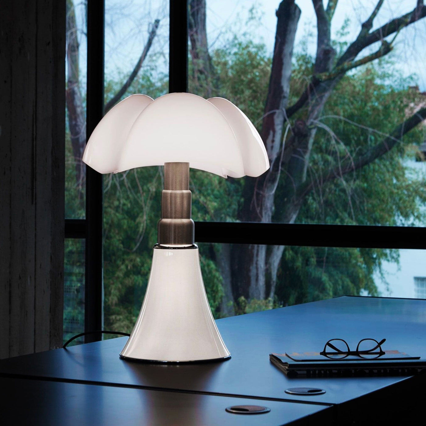 Table and Floor Lamp PIPISTRELLO 66-86 cm by Gae Aulenti 020