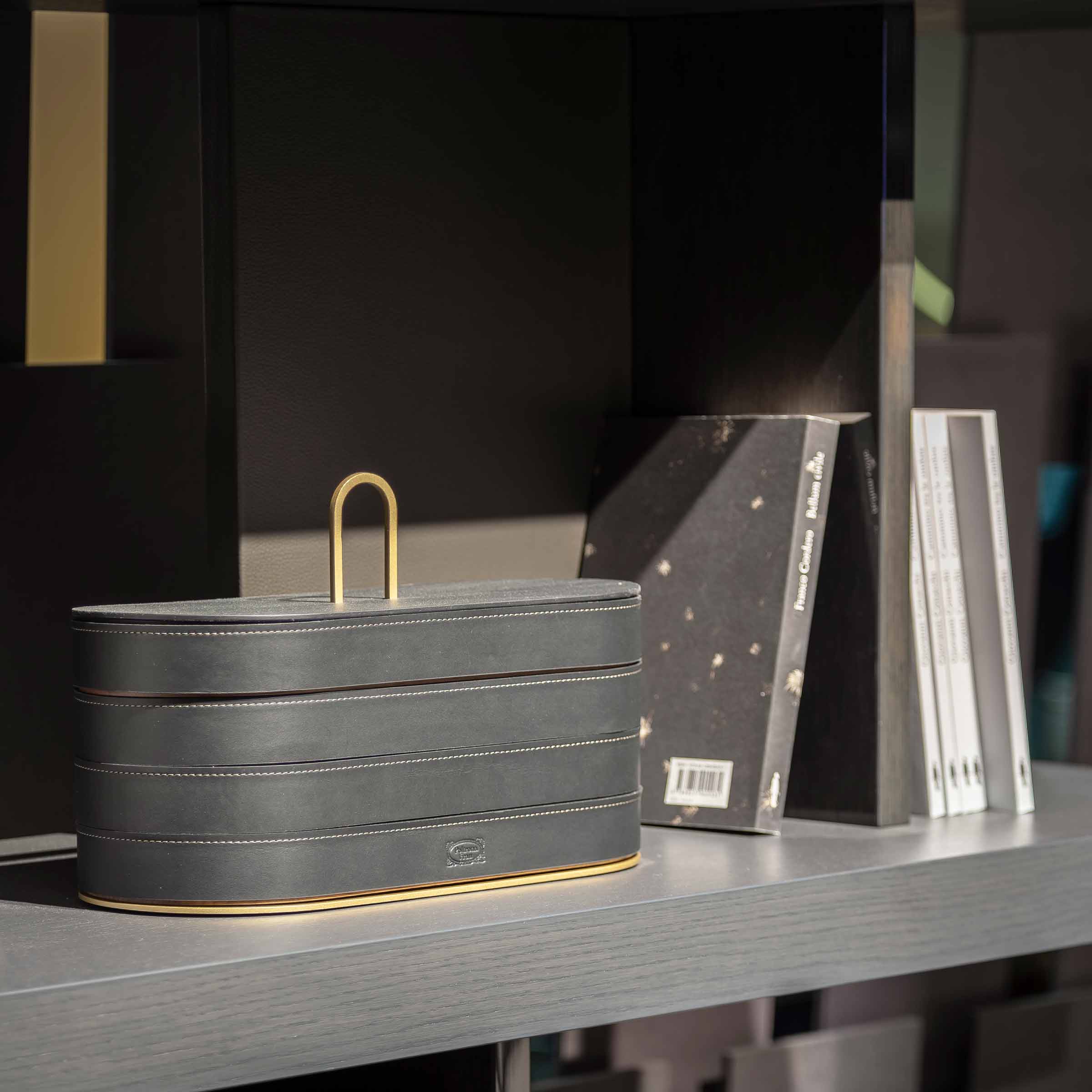 ポルトローナ・フラウのネリ＆フーによる革製容器ZHUANG。Design Italy