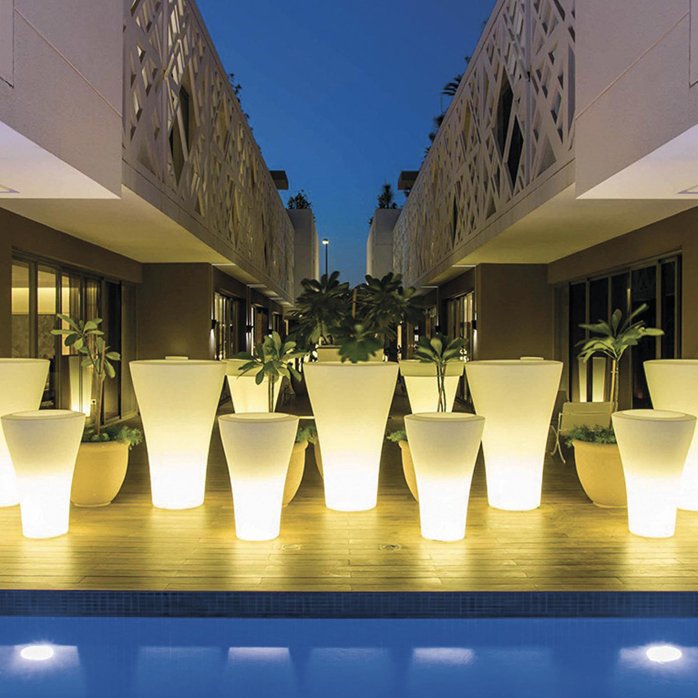 Outdoor Vase MING with Light by Rodolfo Dordoni for Serralunga 01