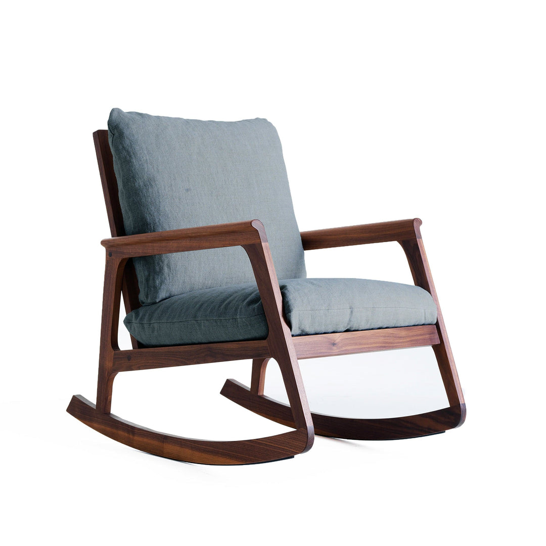 Fauteuil à bascule design en bois et tissu. bouclettes blanches. 1 Fauteuil à bascule design en bois et tissu. bouclettes blanches. 1