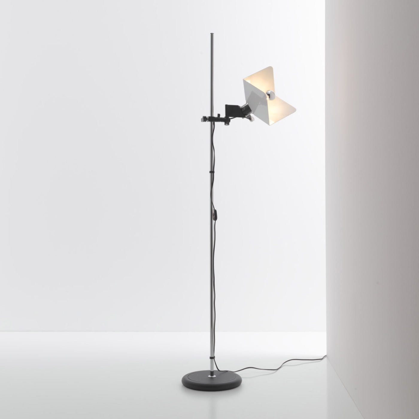 Floor Lamp TRIEDRO by Joe Colombo for Stilnovo 01