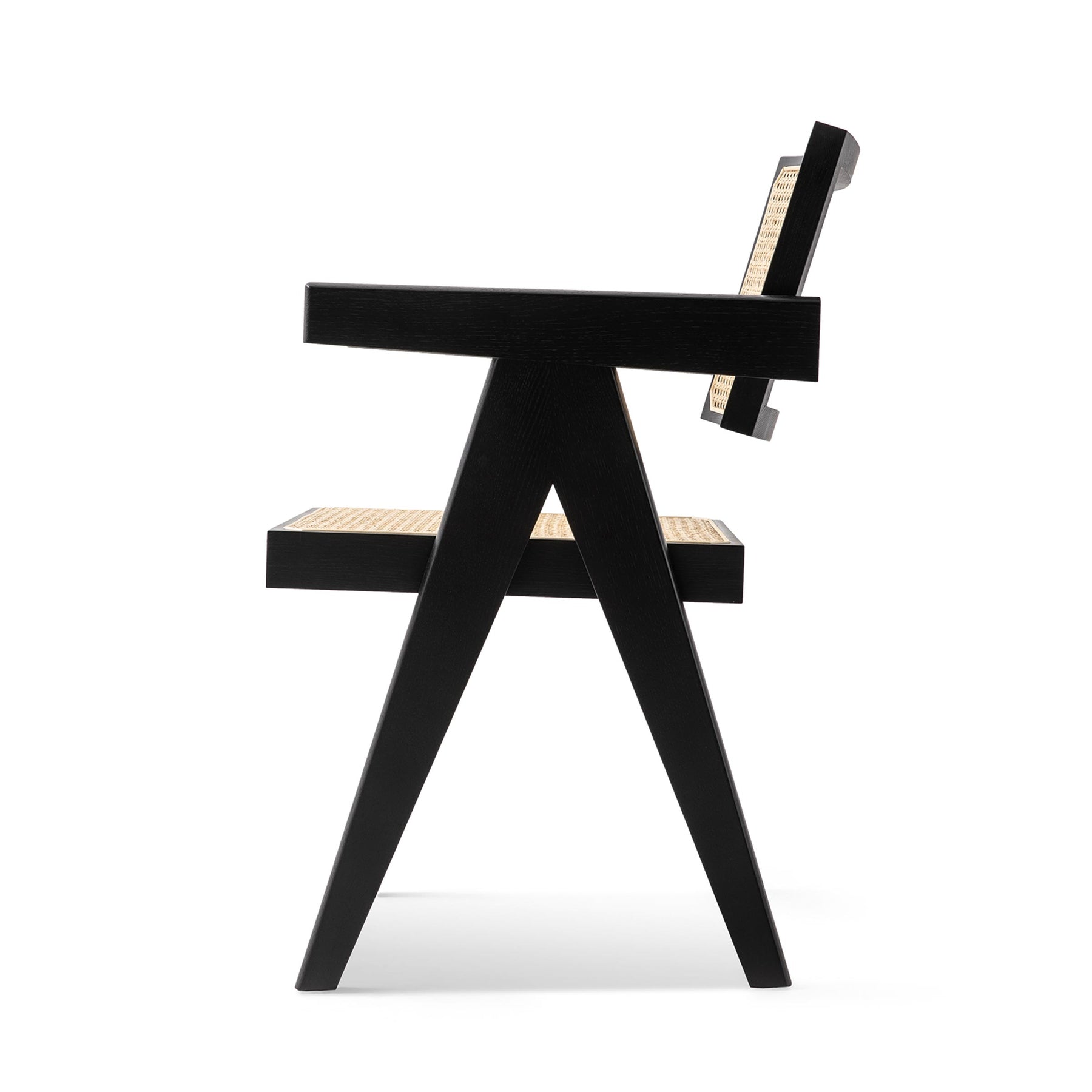 Cassina 致敬 Pierre Jeanneret 的维也纳草编 CAPITOL COMPLEX 办公椅。于 Design Italy 购买