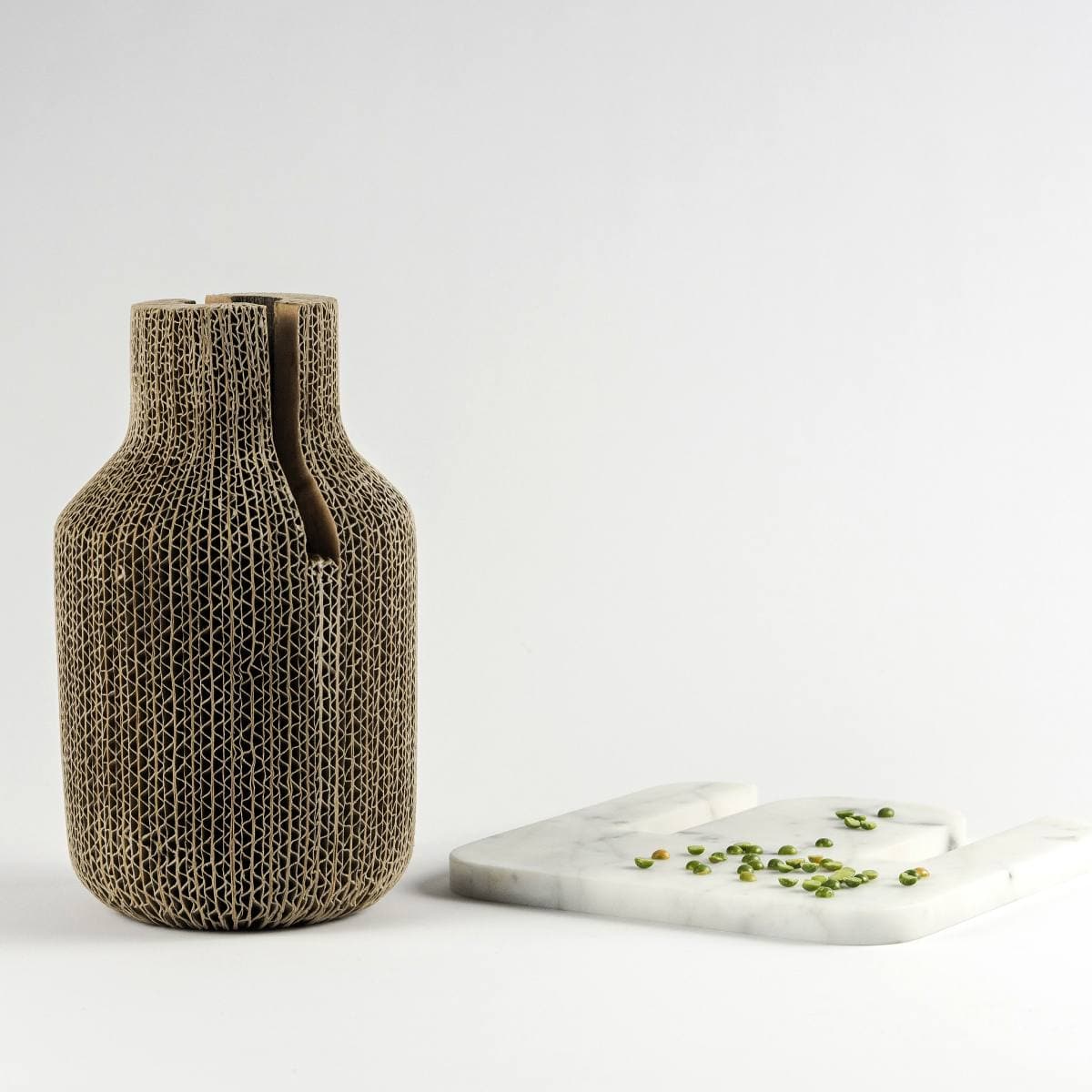 段ボールと大理石の花瓶 CONFINE ボトル。Design Italyで購入する